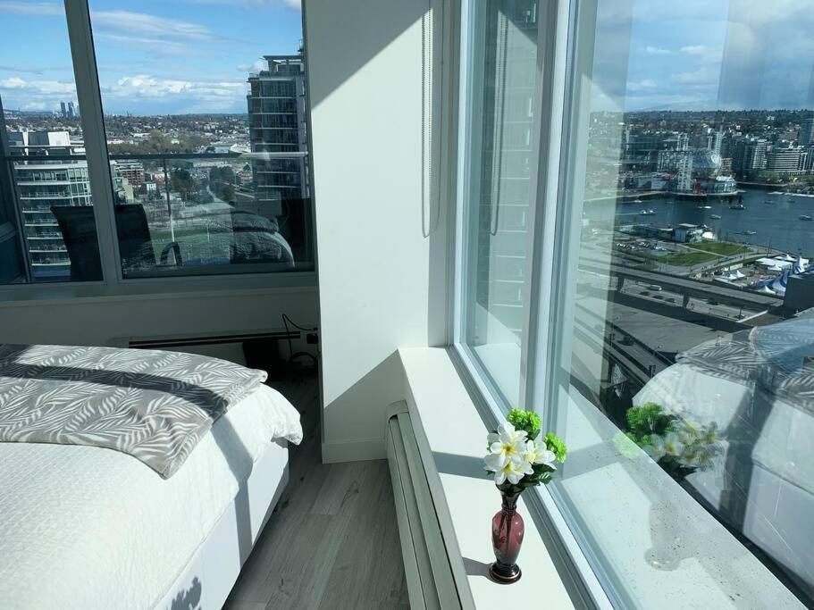 Downtown 3Br/2Ba+Views+Skytrain+Free Parking Apartment Vancouver Luaran gambar