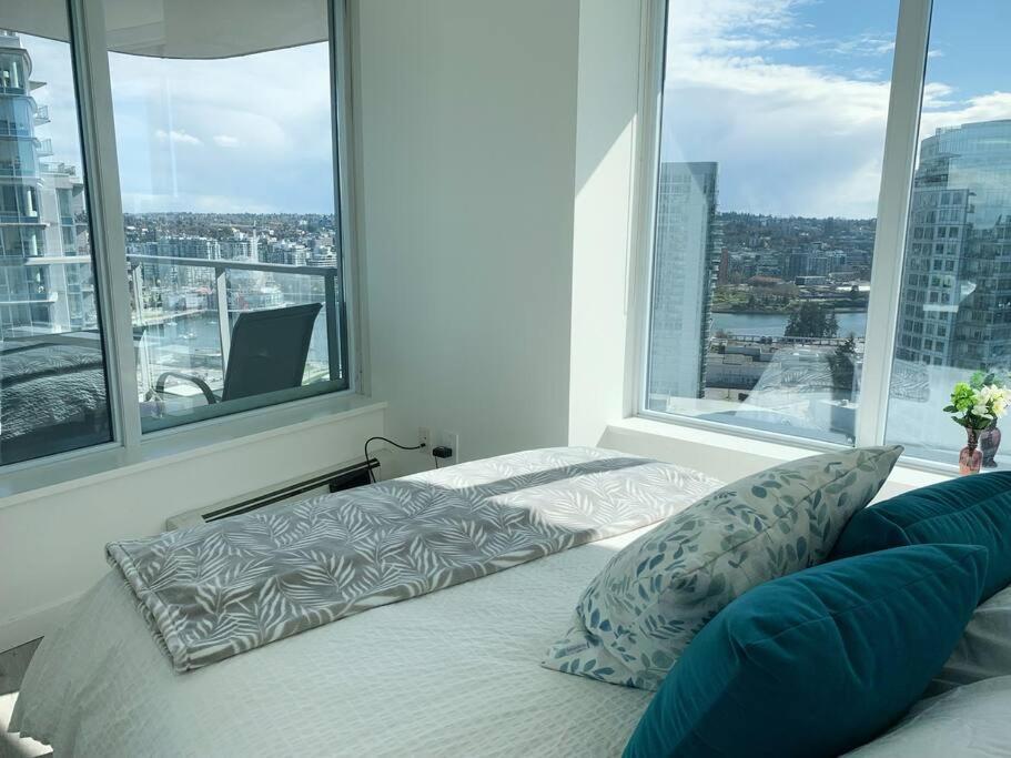 Downtown 3Br/2Ba+Views+Skytrain+Free Parking Apartment Vancouver Luaran gambar